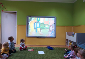 Dzieci oglądają film edukacyjny o przedszkolu